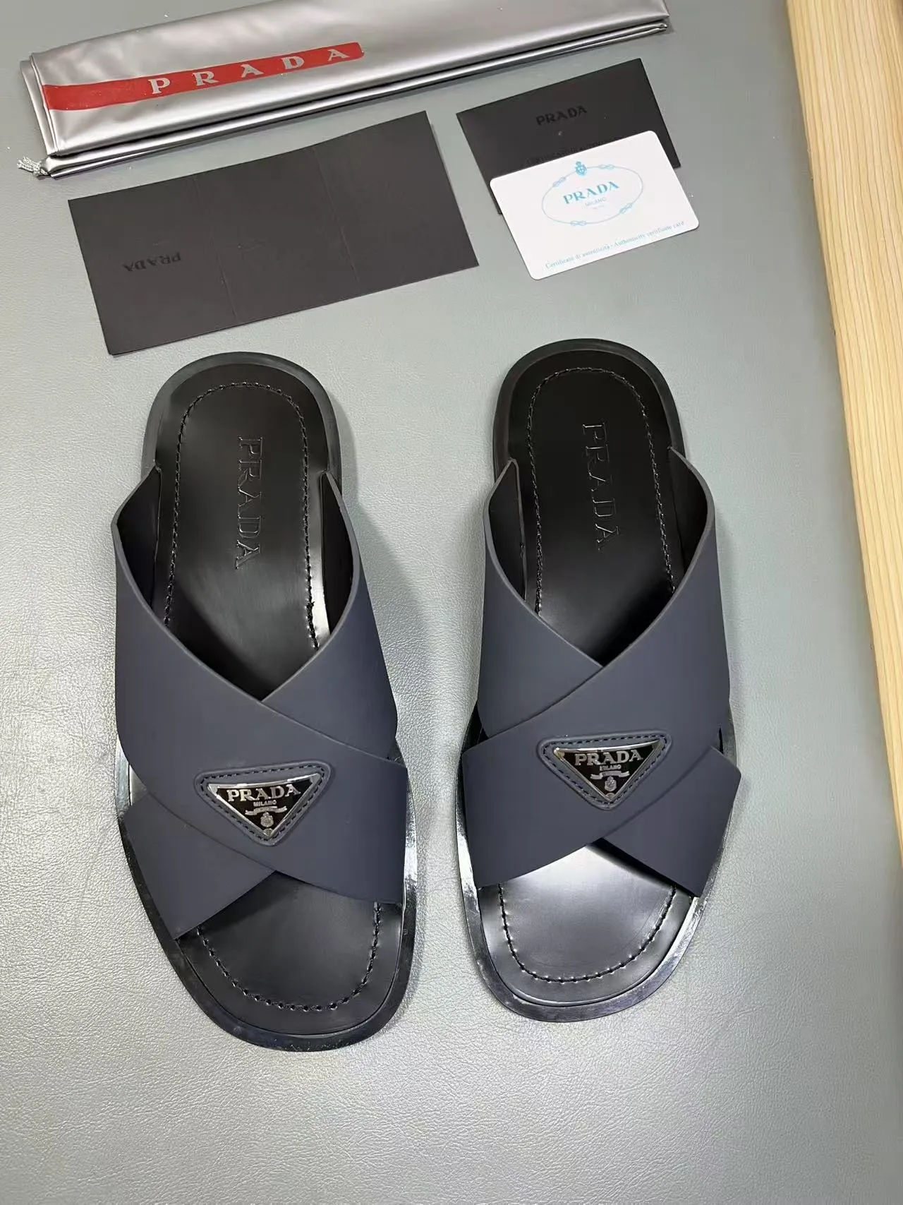 340💰PRADA Prada’s latest slippers are synchronized with the official website. This slipper is made of the brand’s unique and iconic Saffiano leather. The brand logo jumps out from the double straps, and the brand style is clearly visible. Cowhide gives men elegant charm and functional design, making it an ideal choice for vacation and leisure. Size:38-45